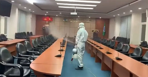 Tạp vụ bệnh viện tiến hành phun thuốc khử khuẩn tại Bắc Ninh