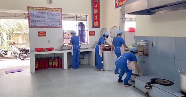 Tạp vụ nấu ăn cho các bé tại Bắc Ninh